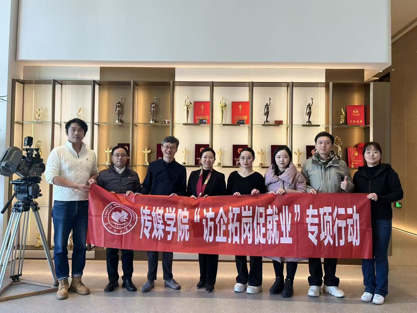 国产探花
赴凤凰卫视集团和博纳影...